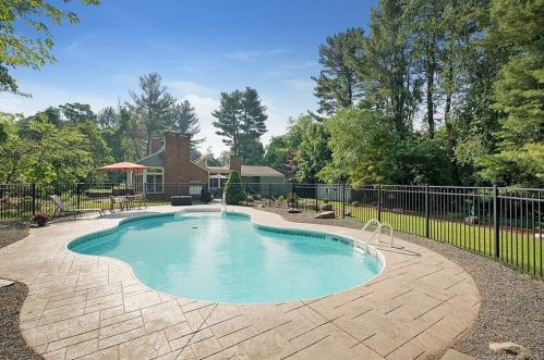120 Ridgewood Rd, Glastonbury, CT 06033-3639