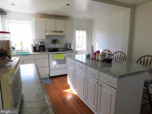 831 Crestview Dr, Herndon, VA 20170-3613