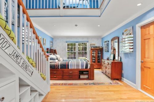 17 Carrington Dr, Greenwich CT  06831-3119 exterior