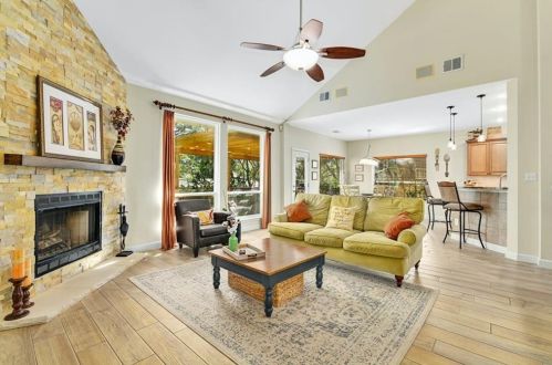 7036 Auckland Dr, Austin TX  78749-4139 exterior