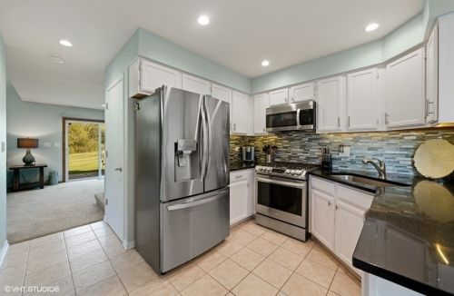 675 Kingsbridge Dr, Carol Stream IL  60188-4319 exterior