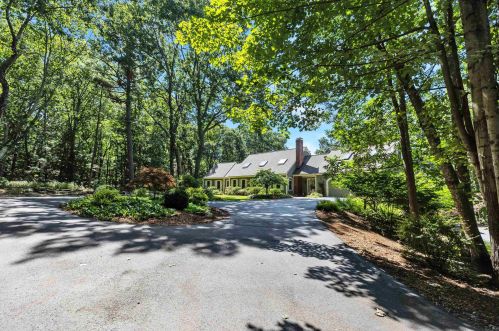 9 Roberts Rd, Amherst, NH 03031-2608