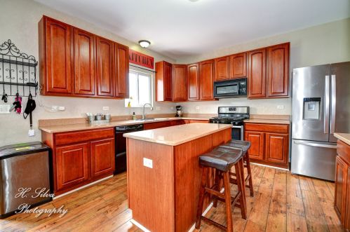 708 Bay Shore Dr, Pingree Grove IL  60140-9144 exterior