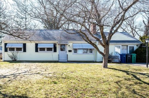239 Richmond Dr, Warwick, RI 02888-1213