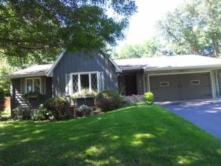 14204 Woodhaven Rd, Hopkins, MN 55345-2354