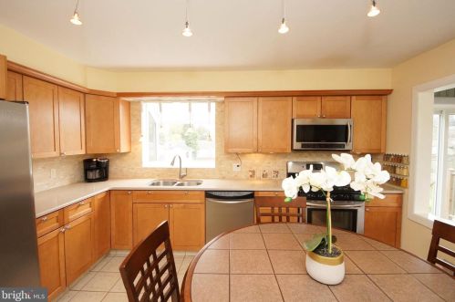 41 Holt Cir, Trenton NJ  08619-1605 exterior