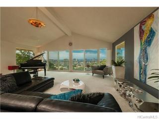 2130 Mott-smith Dr, Honolulu HI  96822-2516 exterior