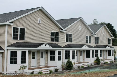 18 Maple St, Derry, NH 03038-2334
