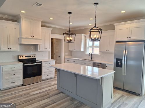 4391 Altamaha School Rd, Baxley, GA 31513-2699