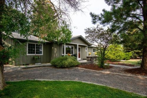 1407 8th St, Eagle Crest OR  97756-1096 exterior