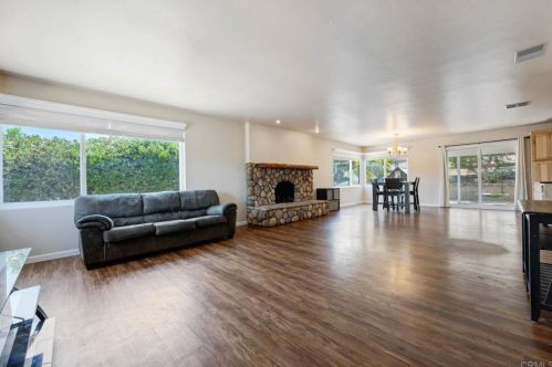 8208 Sunset Rd, Lakeside, CA 92040-5621