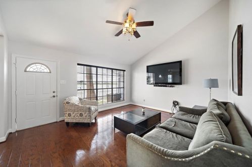 10429 Schaper Rd, Galveston, TX 77554-7107