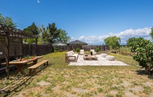 286 Hutchins Ave, Sebastopol, CA 95472-4519