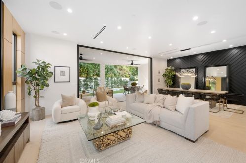 15442 Camarillo St, Van Nuys CA  91403-1039 exterior