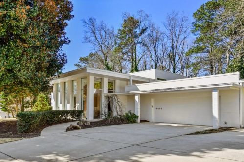5890 Hilderbrand Dr, Atlanta GA  30328-5149 exterior