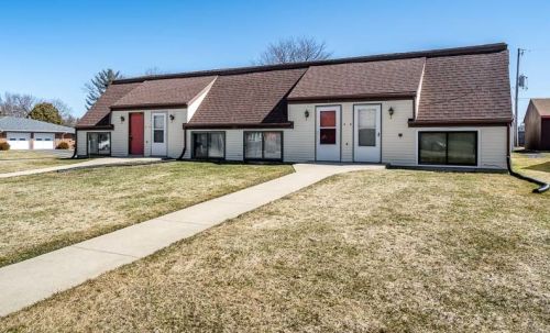 555 Sandra Ln, Rockford, IL 61107-5121