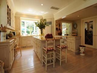 286 Round Hill Rd, Greenwich CT  06831-3360 exterior