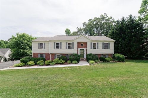 224 Chelsea Dr, Forest, VA 24551-3142