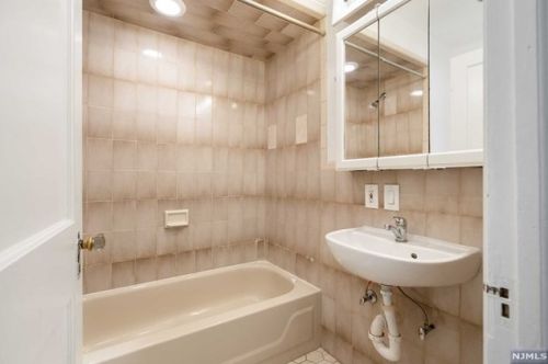 600 Undercliff Ave, Edgewater NJ  07020-1417 exterior