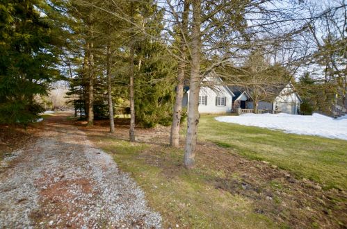 3822 Barreville Rd, Bull Valley, IL 60012-2121