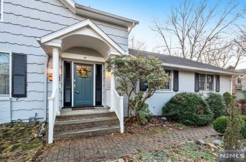 15 Stone Fence Rd, Allendale, NJ 07401-1845