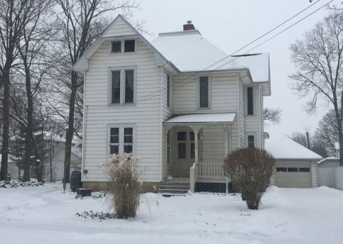 306 3rd St, Oregon, IL 61061-1415