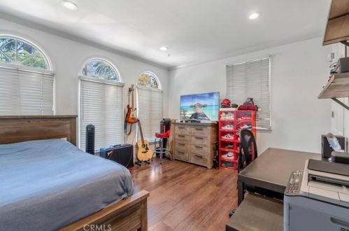 1566 Hillside Dr, Glendale CA  91208-2456 exterior