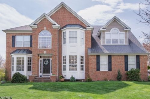 18 Saunders Ln, Hackettstown, NJ 07840-5526