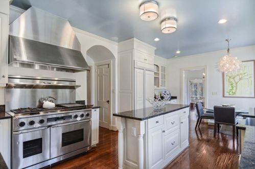 525 Mnr Rdg Dr, Atlanta GA  30305-3512 exterior