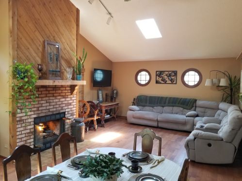 1215 Evergreen Dr, Carol Stream IL  60188-3307 exterior