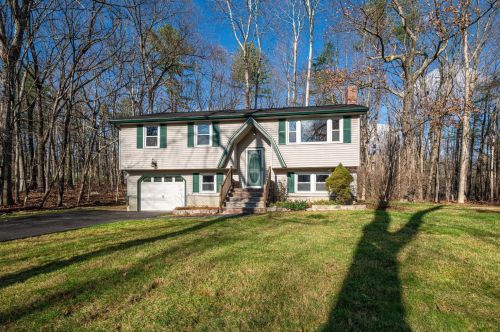 5 Sherwood Rd, Londonderry, NH 03053-3016