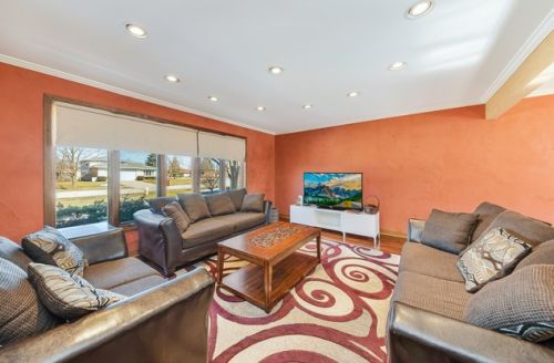 8441 Surrey Dr, Tinley Park, IL 60487-1160