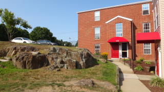 4 Heather Rdg, Huntington CT  06484-4642 exterior