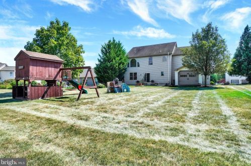 1433 Farm Cross Way, York PA  17408-8537 exterior