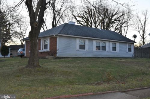 151 Millbrook Dr, Willingboro, NJ 08046-2835