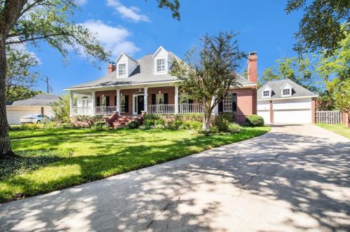 1407 Bluebonnet Dr, Taylor Lake Village, TX 77586-4726
