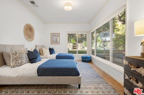 2575 Gardner Pl, Glendale CA  91206-3018 exterior