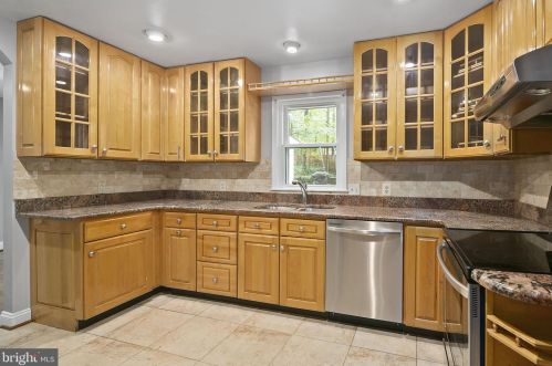 6504 Greenview Ln, Springfield, VA 22152-2918
