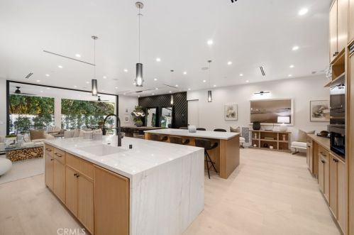 15442 Camarillo St, Van Nuys CA  91403-1039 exterior