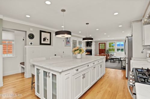 43 Sherwood Pl, Greenwich CT  06830-5606 exterior