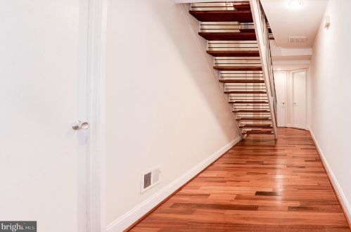 1607 Park Overlook Dr, Herndon, VA 20190-4920