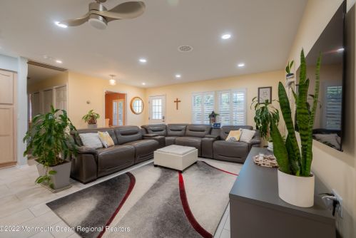 8 Monmouth Ln, Lakehurst NJ  08759-1742 exterior