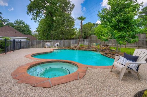 18 Robin Trl, Conroe, TX 77304-4879