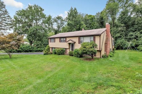 18 Astoria Ln, Huntington, CT 06484-5901