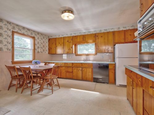 30 Fish St, Thomaston, ME 04861-3423