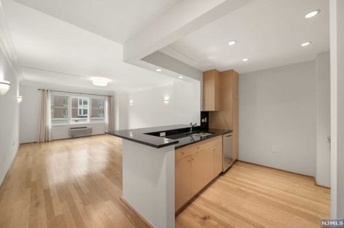 3101 City Pl, Edgewater NJ  07020-3145 exterior