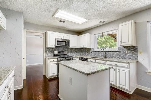 1521 Lindby Dr, Lewisville TX  75028-3624 exterior