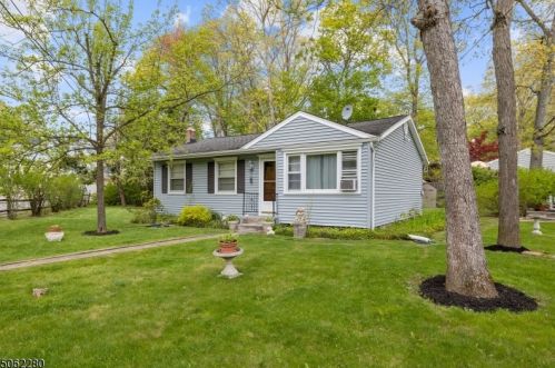 108 Bergen Trl, Hopatcong, NJ 07843-1029