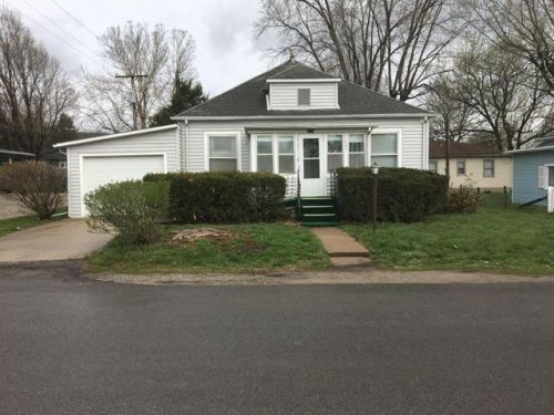 403 7th St, Wathena, KS 66090-4014
