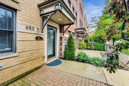 653 Hobbie St, Chicago, IL 60610-2433